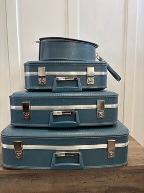 Vintage Hardshell Nestling set of 4 Suitcase Set